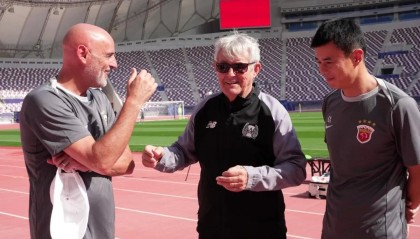 开云下载-米卢造访海港冬训，与穆斯卡特亲切交谈、拥抱寒暄